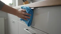 Jak w 5 minut usunąć lepki tłuszcz z szafek kuchennych bez środków chemicznych i zarysowań